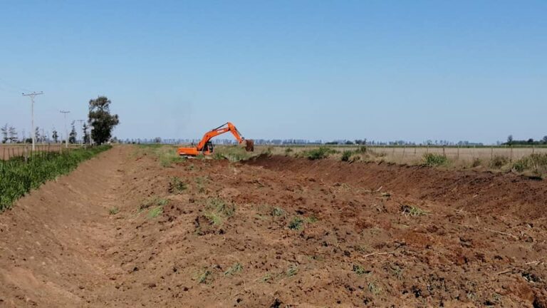 En un esfuerzo conjunto, las Comunas de Los Cardos y Casas reconstruyen la Ruta 44 S