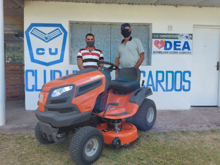 La Comuna adquirió un tractor para cortar el césped para el Club Unión