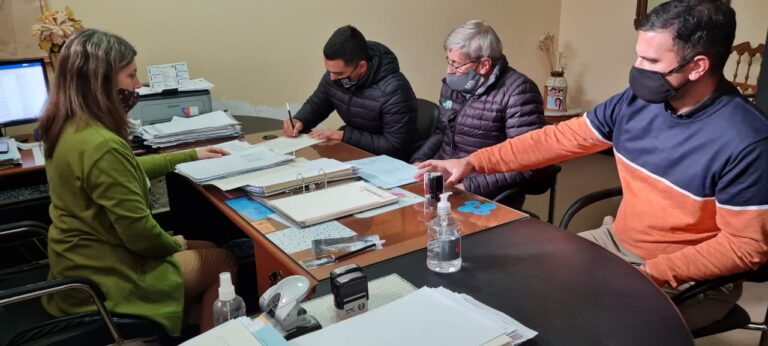 La Comuna de Los Cardos y AFA firmaron las escrituras de un terreno para construir nuevas viviendas