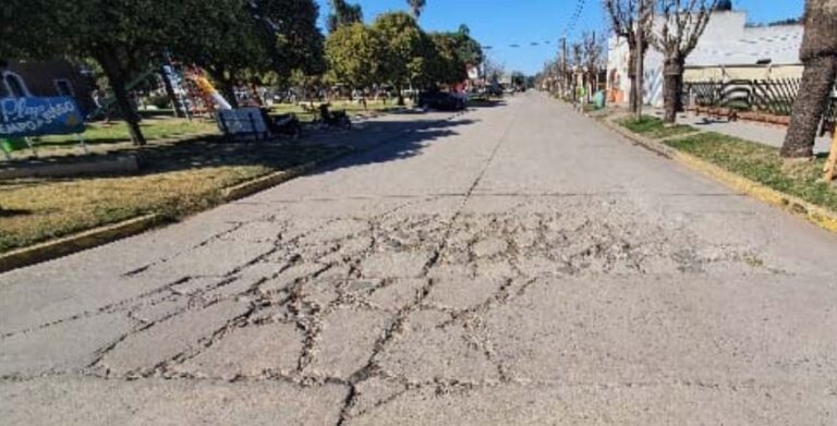 PLAN DE BACHEO – Se trabaja en las calles de Los Cardos