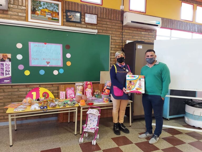 Con aportes del FAE compraron juguetes para los niños del jardín