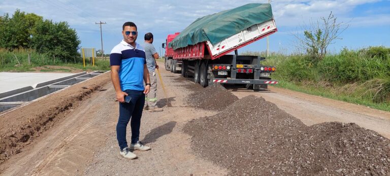 Ya colocan el ripio en el camino al cementerio