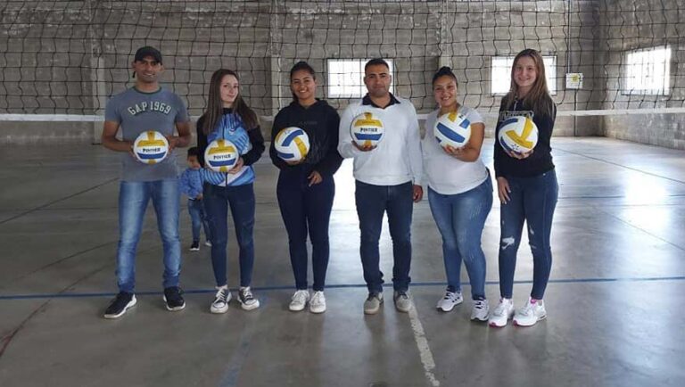 Nuevas pelotas para el voley de Unión Los Cardos