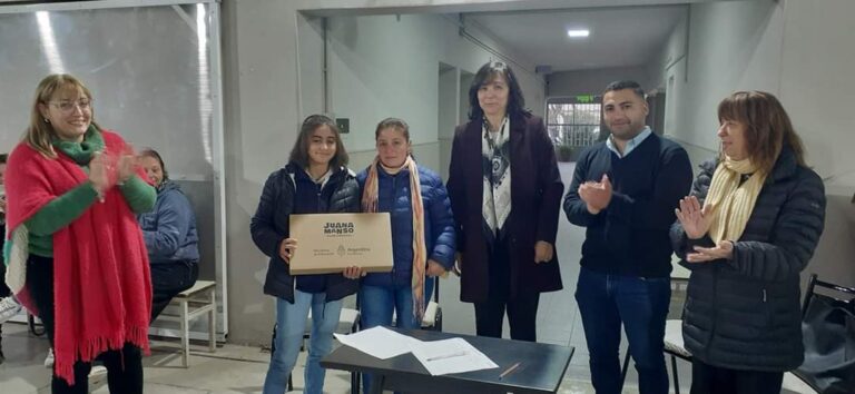 Tramannoni entregó junto a la Senadora Berra, notebooks para la escuela secundaria