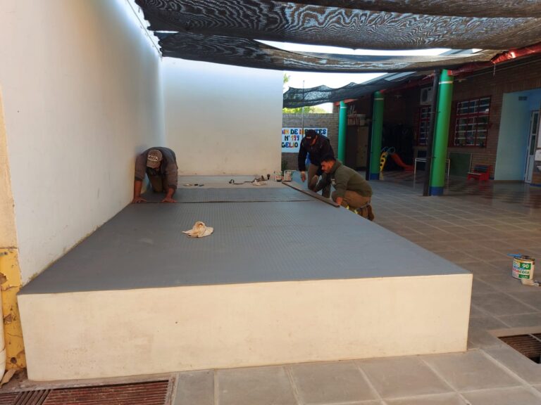 FAE – Trabajos de engomado para el escenario del Jardín de infantes