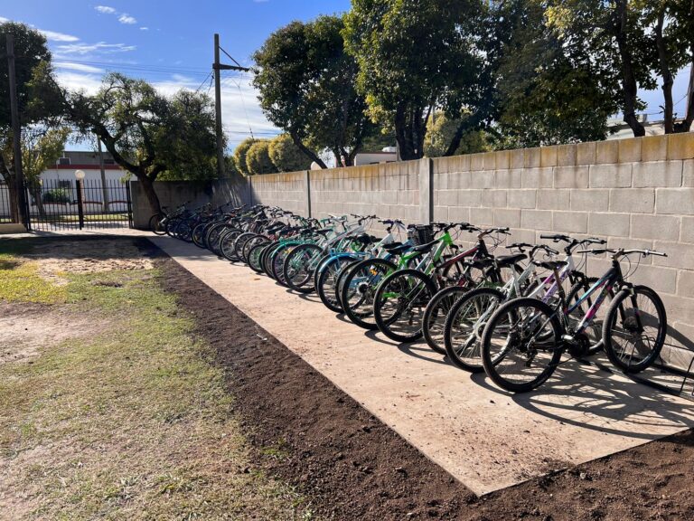 FAE – La comuna terminó el bicicletero de la escuela primaria