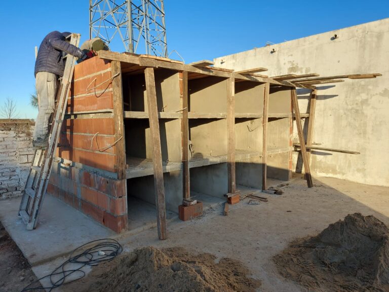 La comuna construye nuevos nichos en el cementerio local