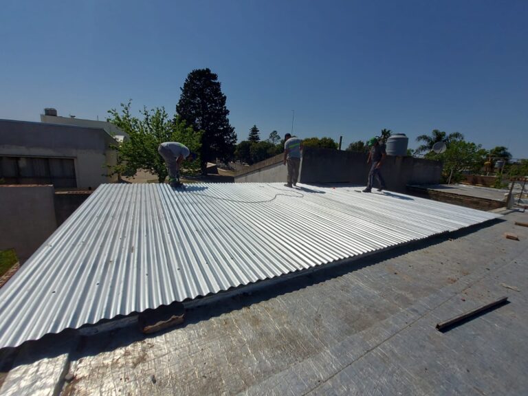 La comuna aporta la mano de obra para el techado de la sala de guardia y enfermería y el consultorio de kinesiología del SAMCo