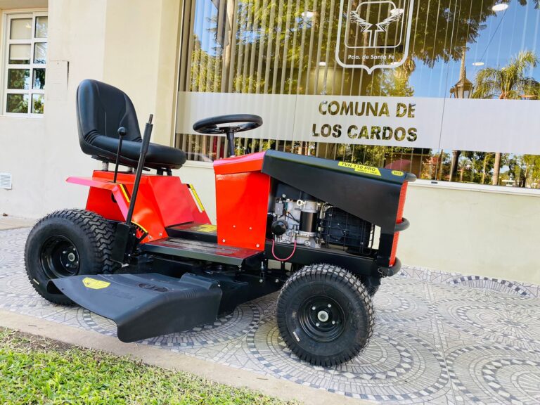 La comuna adquirió un tractor para agilizar el corte de césped en los espacios verdes