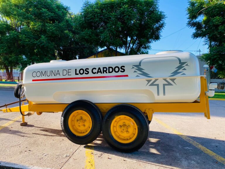 RESTAURADO A NUEVO – El regador comunal, ya trabaja en las calles de Los Cardos