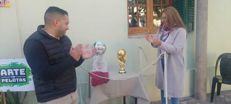 Con la réplica de la Copa del Mundo de Qatar, se presentó en Los Cardos, las muestras «Arte en pelotas» y «Campeones»