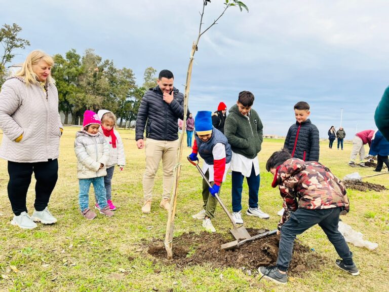 PROGRAMA FOR ESTAR – La comuna plantó 20 lapachos rosados en el futuro parque de Los Cardos