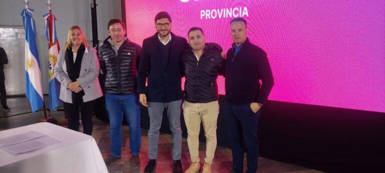 Los Cardos firmó con el Gobernador Pullaro un Plan Incluir por cámaras de seguridad e iluminación