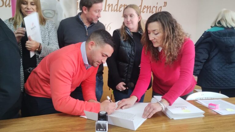 Importante firma de convenio para adultos mayores
