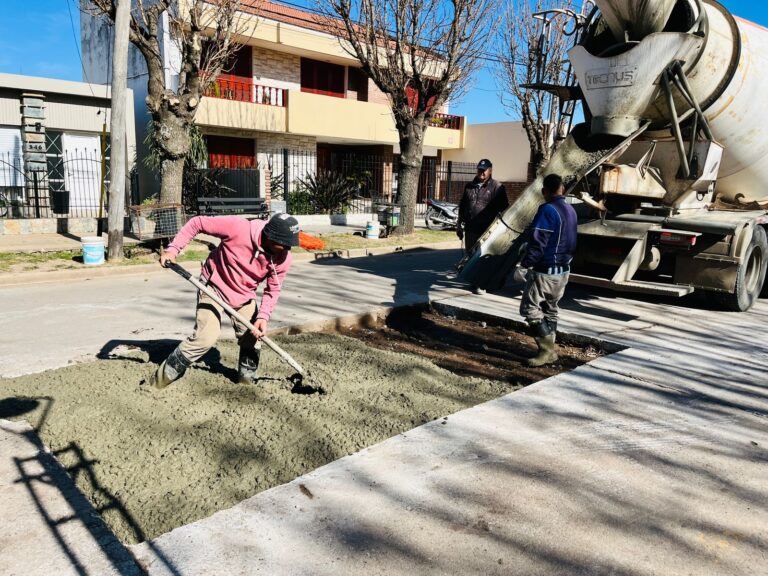 Intensa reparación de calles en Los Cardos