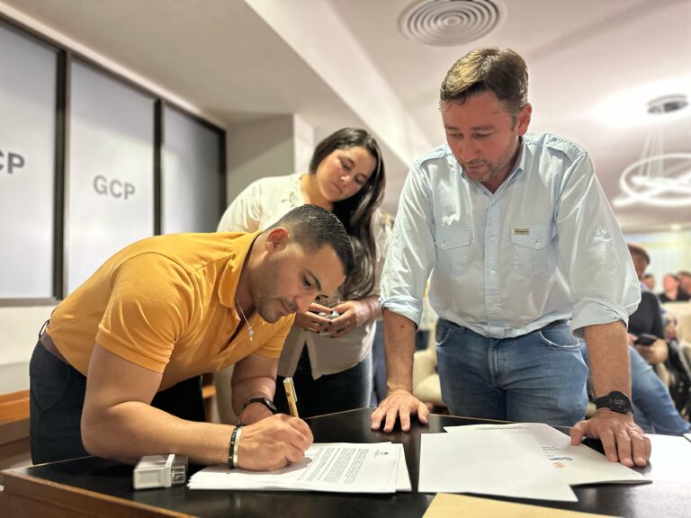 La comuna firmó un convenio para fomentar el deporte del club Unión