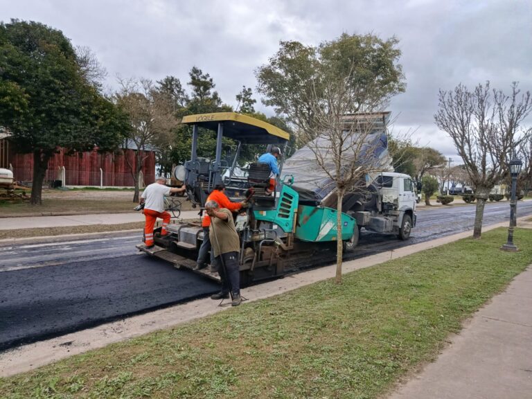 Los Cardos repavimentó dos importantes arterias y mejora uno de los principales accesos a la localidad